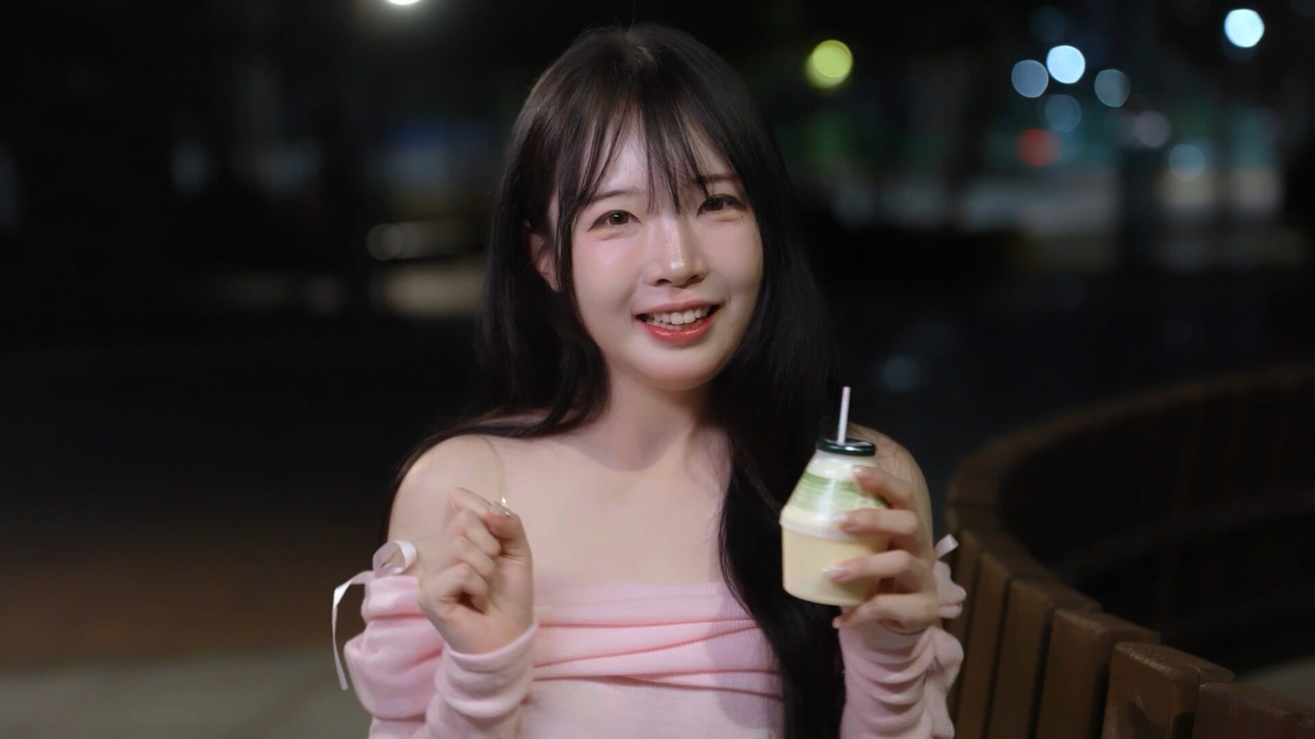 20260301140955-69a448b30f8b6.jpg 《嘘, 美女拍摄中》中文版