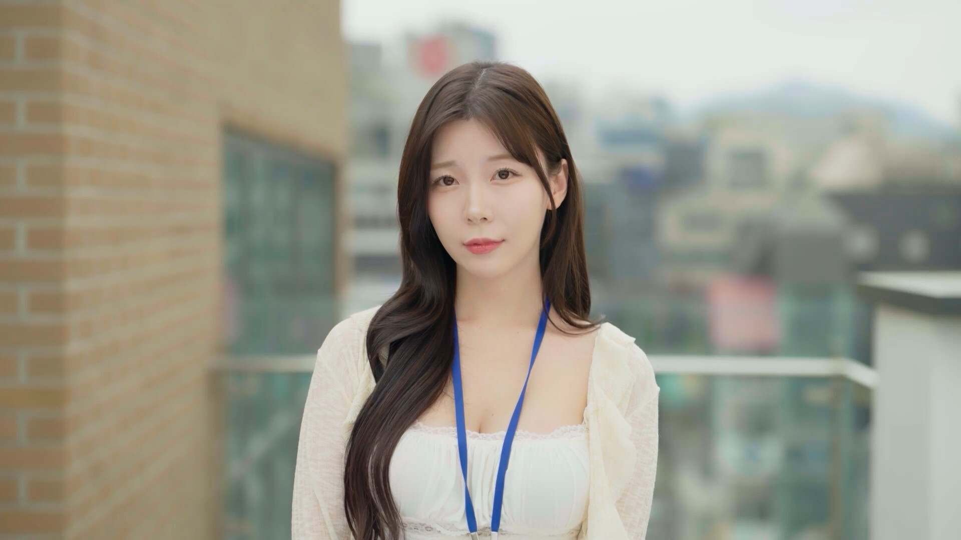 20260301140955-69a448b3703de.jpg 《嘘, 美女拍摄中》中文版