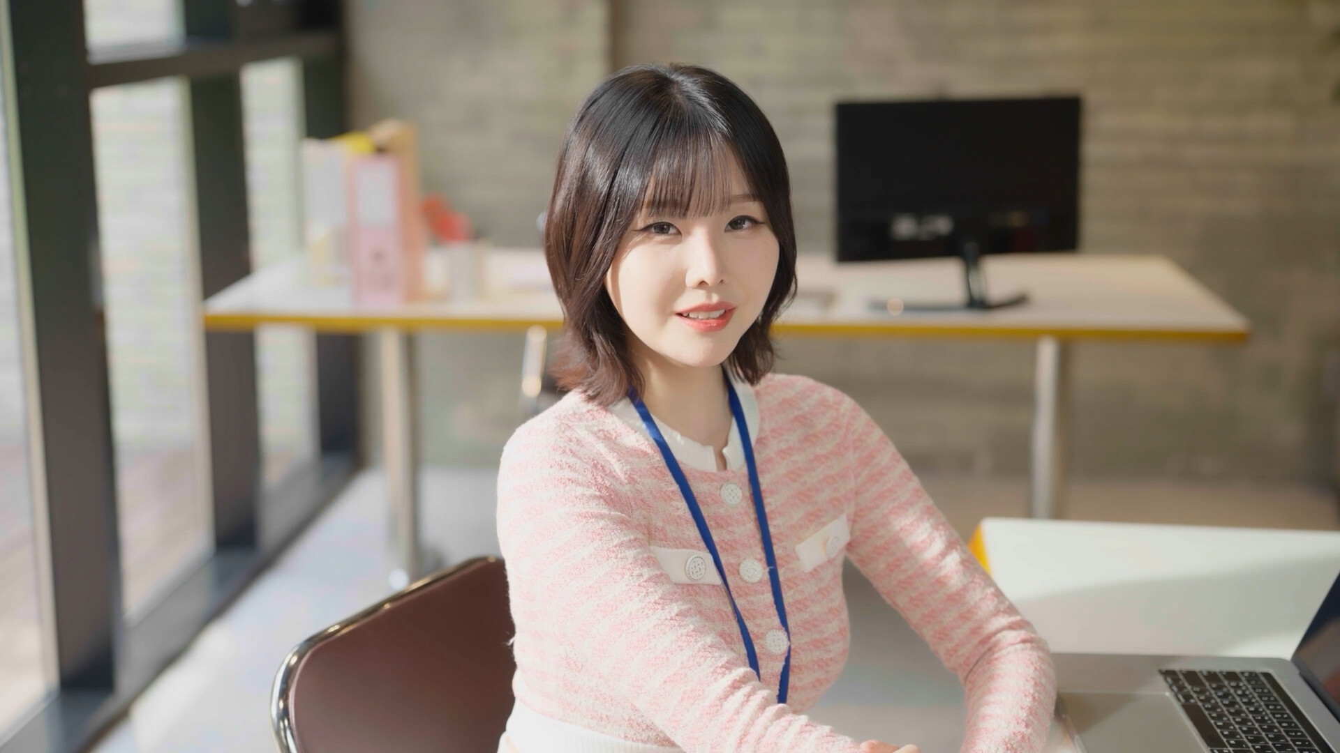 20260301140955-69a448b3ceba8.jpg 《嘘, 美女拍摄中》中文版